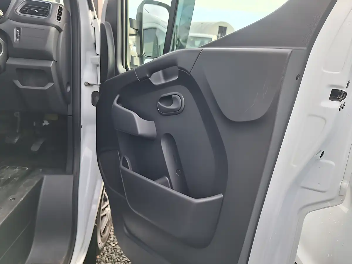 Used 2022 Renault Master 35 Business+ White - Interior and Exterior details 14