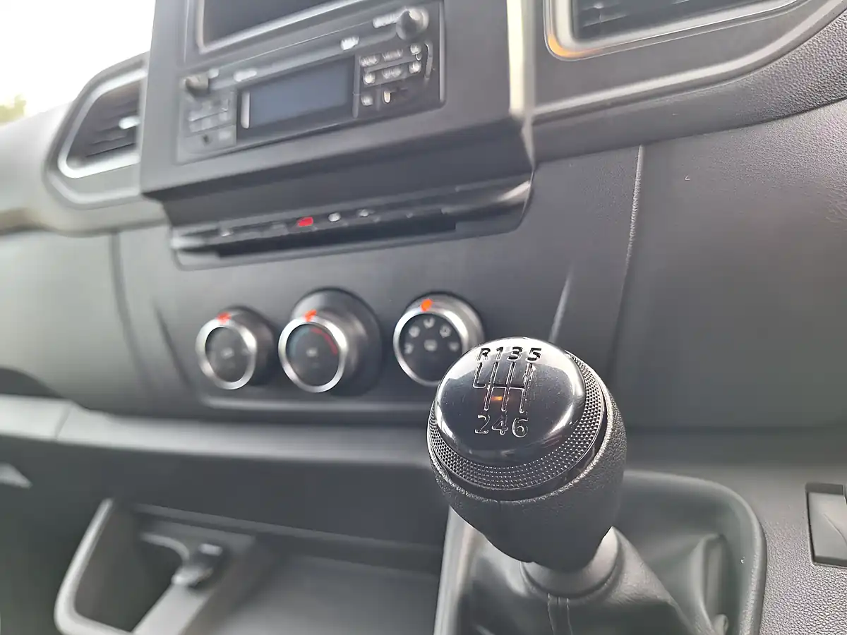 Used 2022 Renault Master 35 Business+ White - Interior and Exterior details 17