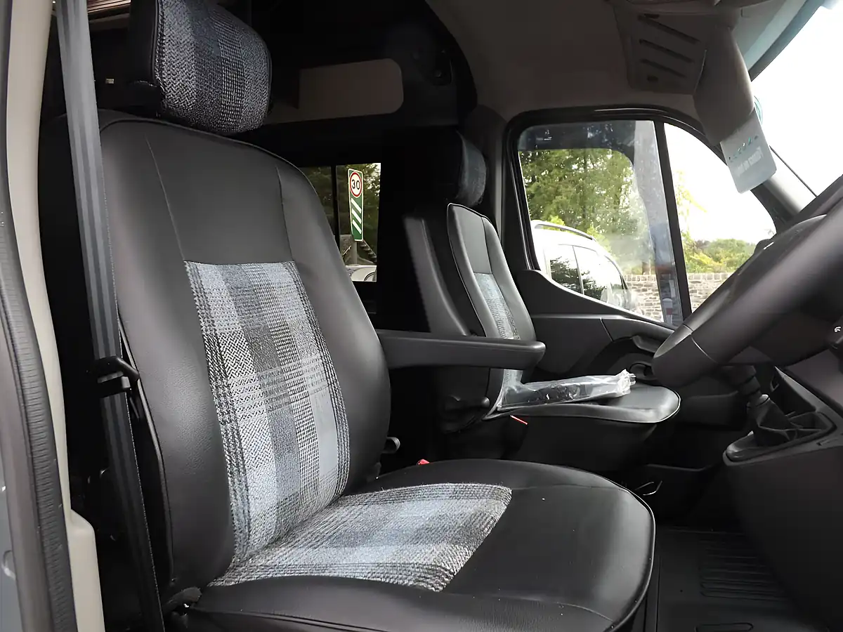 Used 2022 Renault Master Business Grey - Interior and Exterior details 8