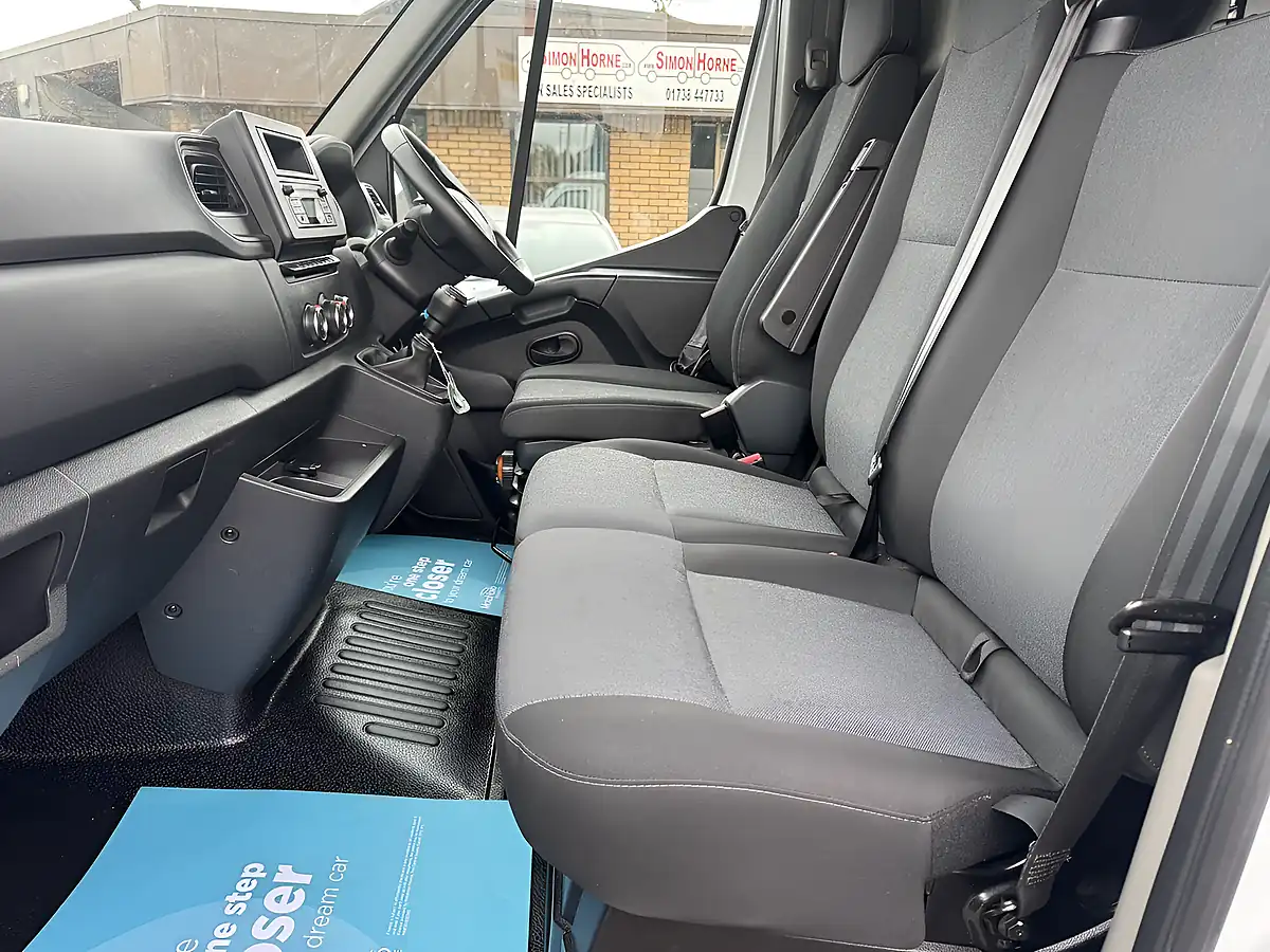 Used 2022 Renault Master Business+ Mineral White - Interior and Exterior details 11