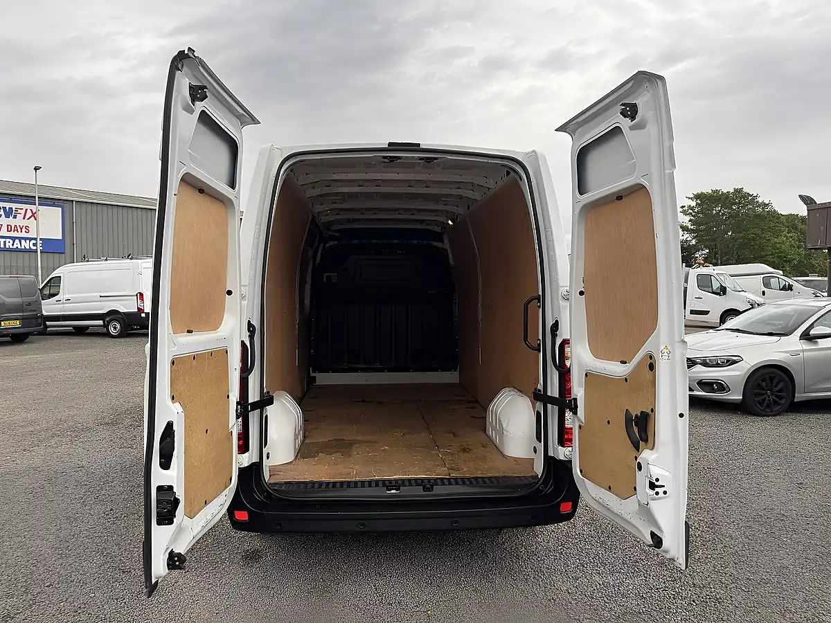 Used 2022 Renault Master Business+ Mineral White - Interior and Exterior details 13