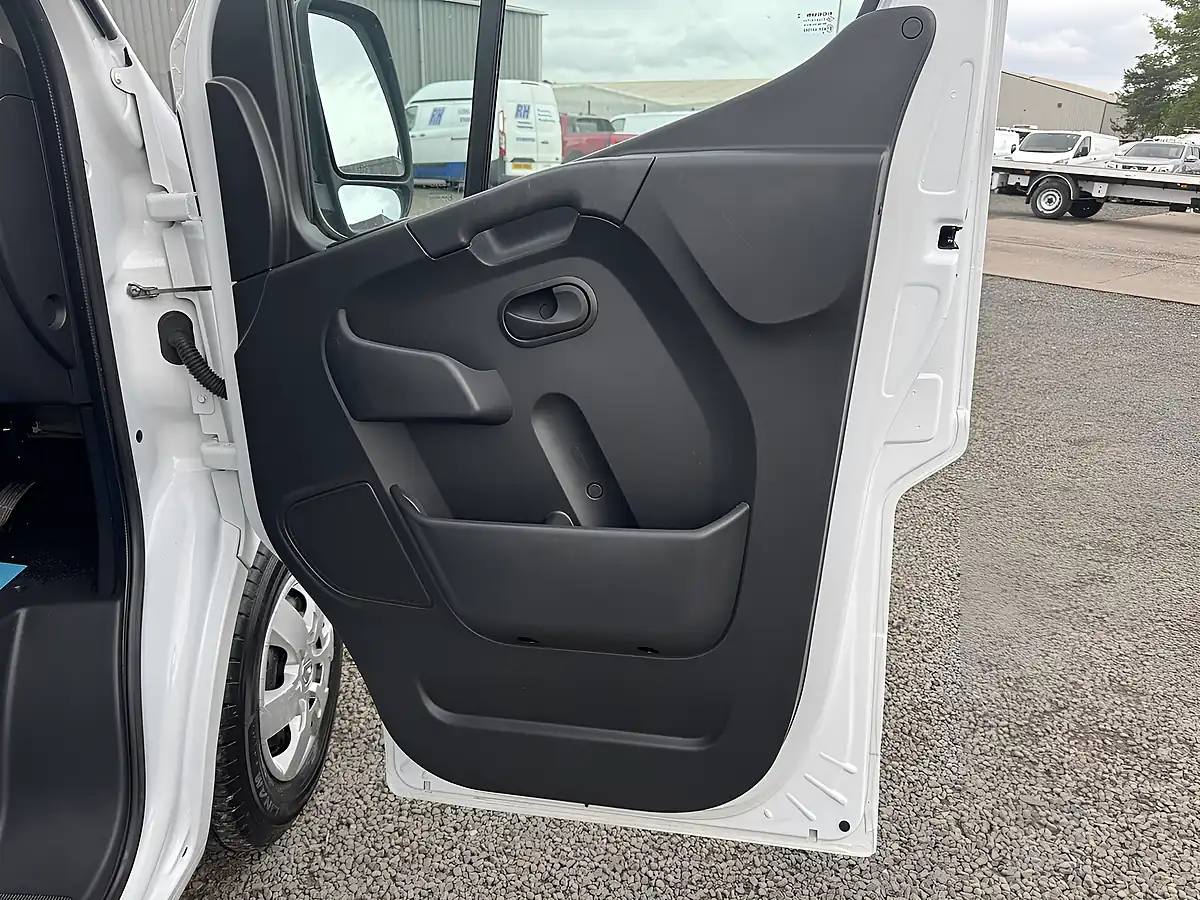 Used 2022 Renault Master Business+ Mineral White - Interior and Exterior details 14