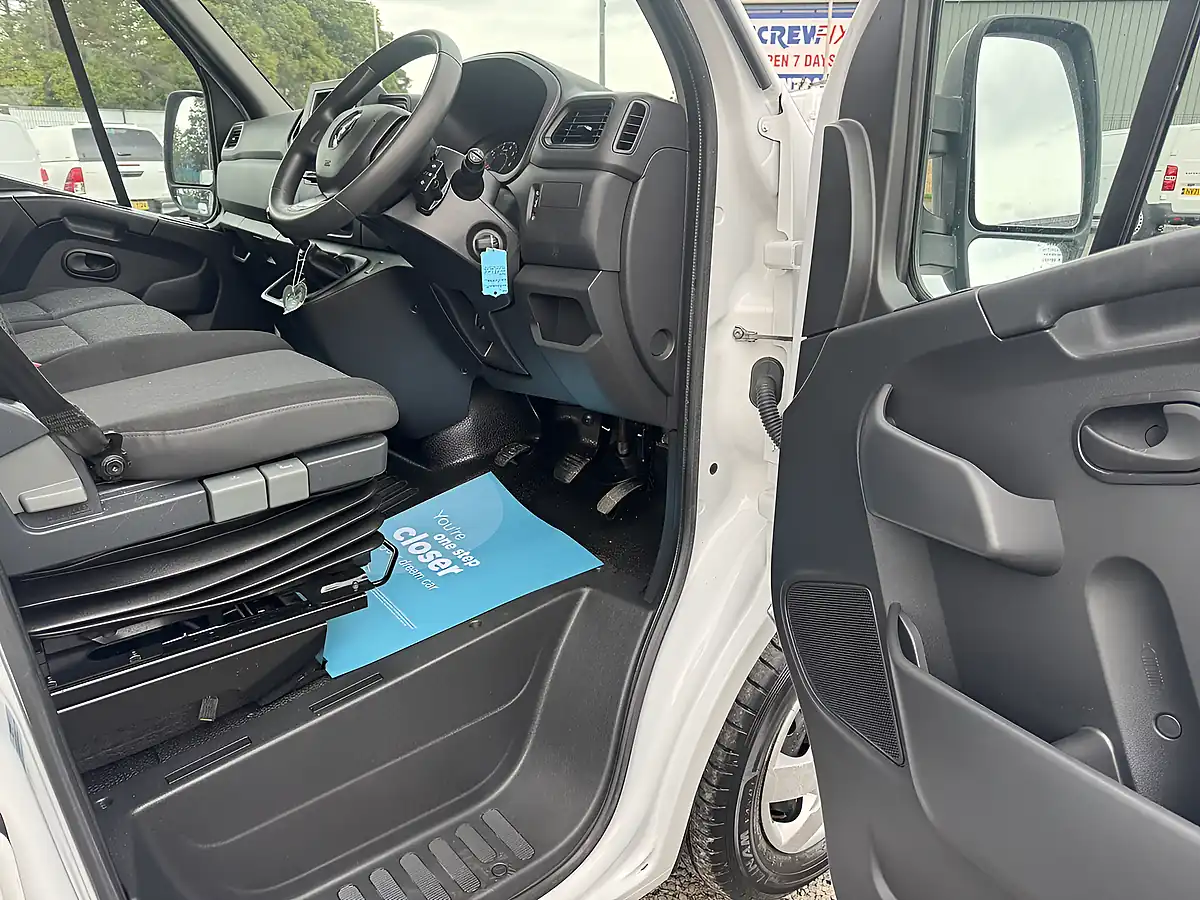Used 2022 Renault Master Business+ Mineral White - Interior and Exterior details 15