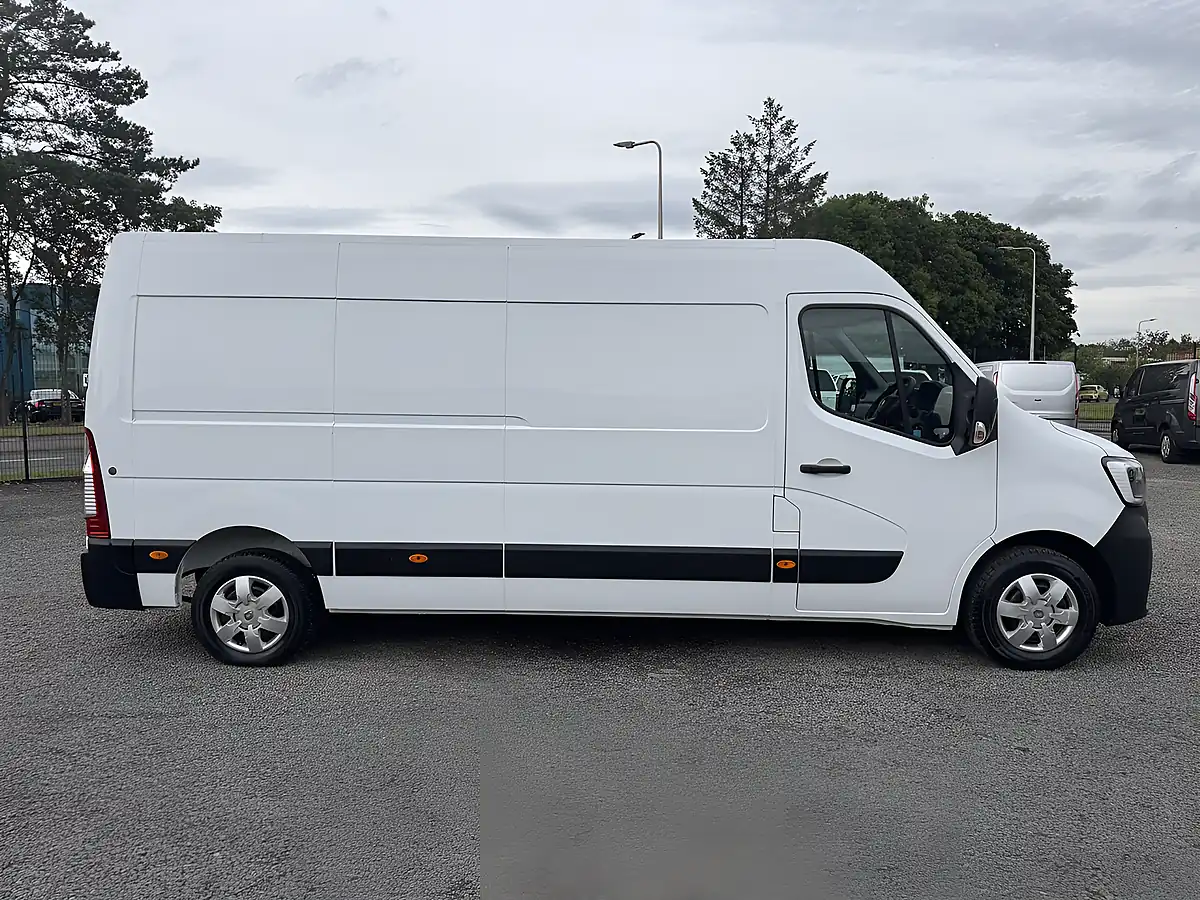 Used 2022 Renault Master Business+ Mineral White - Interior and Exterior details 4