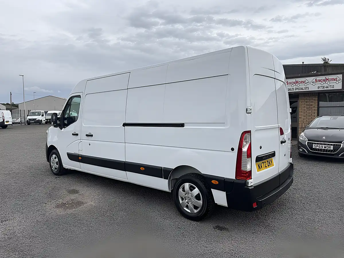 Used 2022 Renault Master Business+ Mineral White - Interior and Exterior details 7