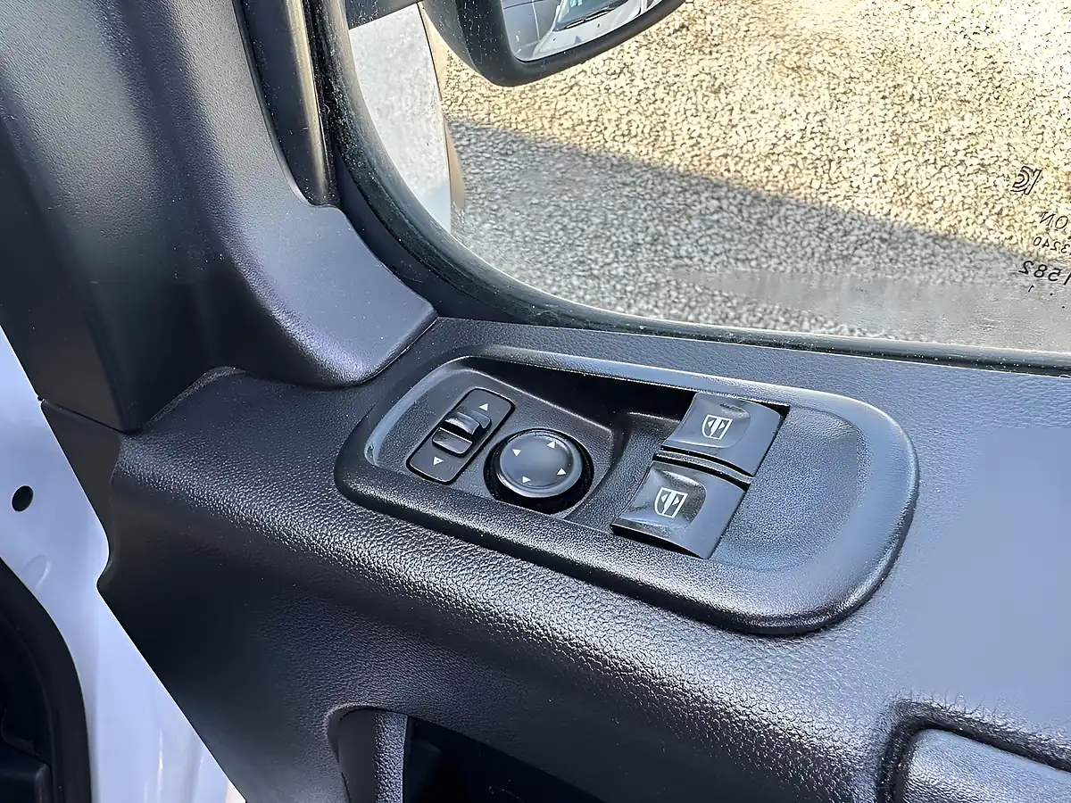 Used 2022 Renault Master Business+ Mineral White - Interior and Exterior details 17