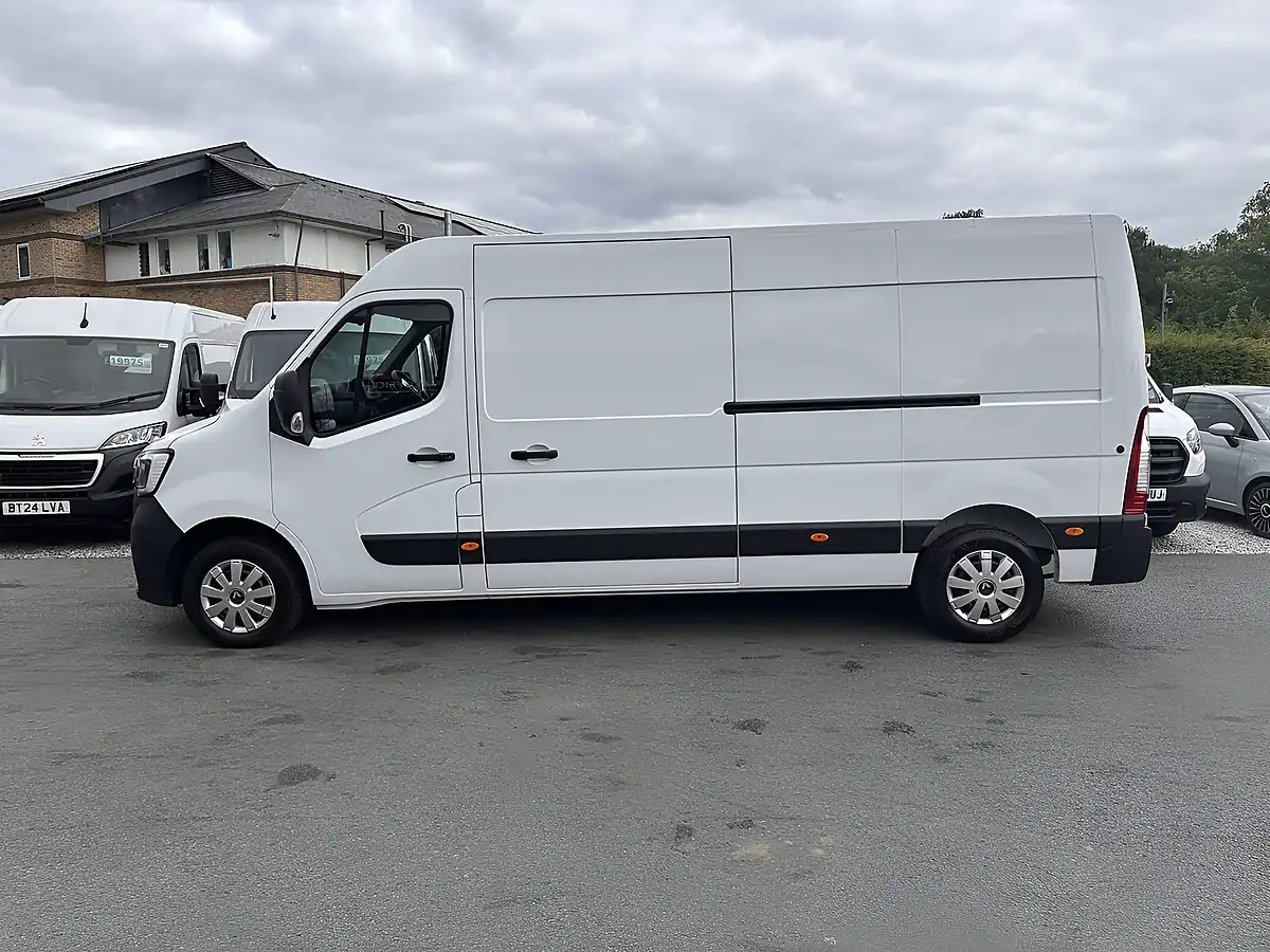 Used 2022 Renault Master Business+ Mineral White - Interior and Exterior details 9