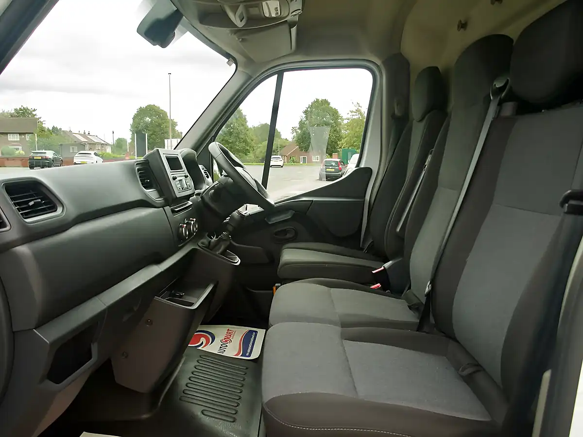 Used 2022 Renault Master Business+ White - Interior and Exterior details 13
