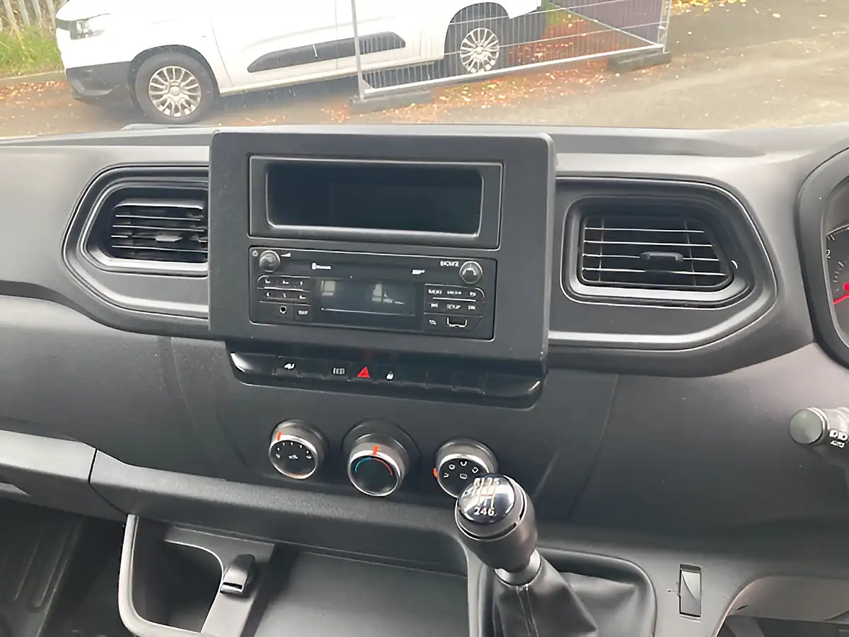 Used 2022 Renault Master Business White - Interior and Exterior details 8