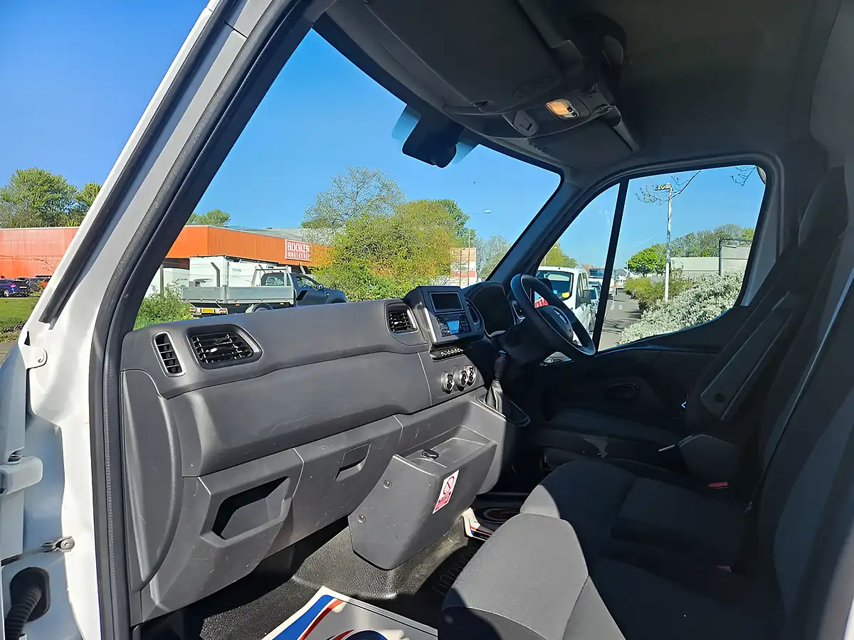 Used 2022 Renault Master LM35 Business Lwb White - Interior and Exterior details 11