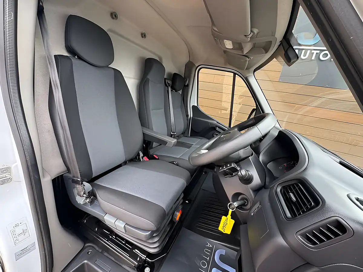 Used 2022 Renault Master LM35 Business+ Mineral White - Interior and Exterior details 15