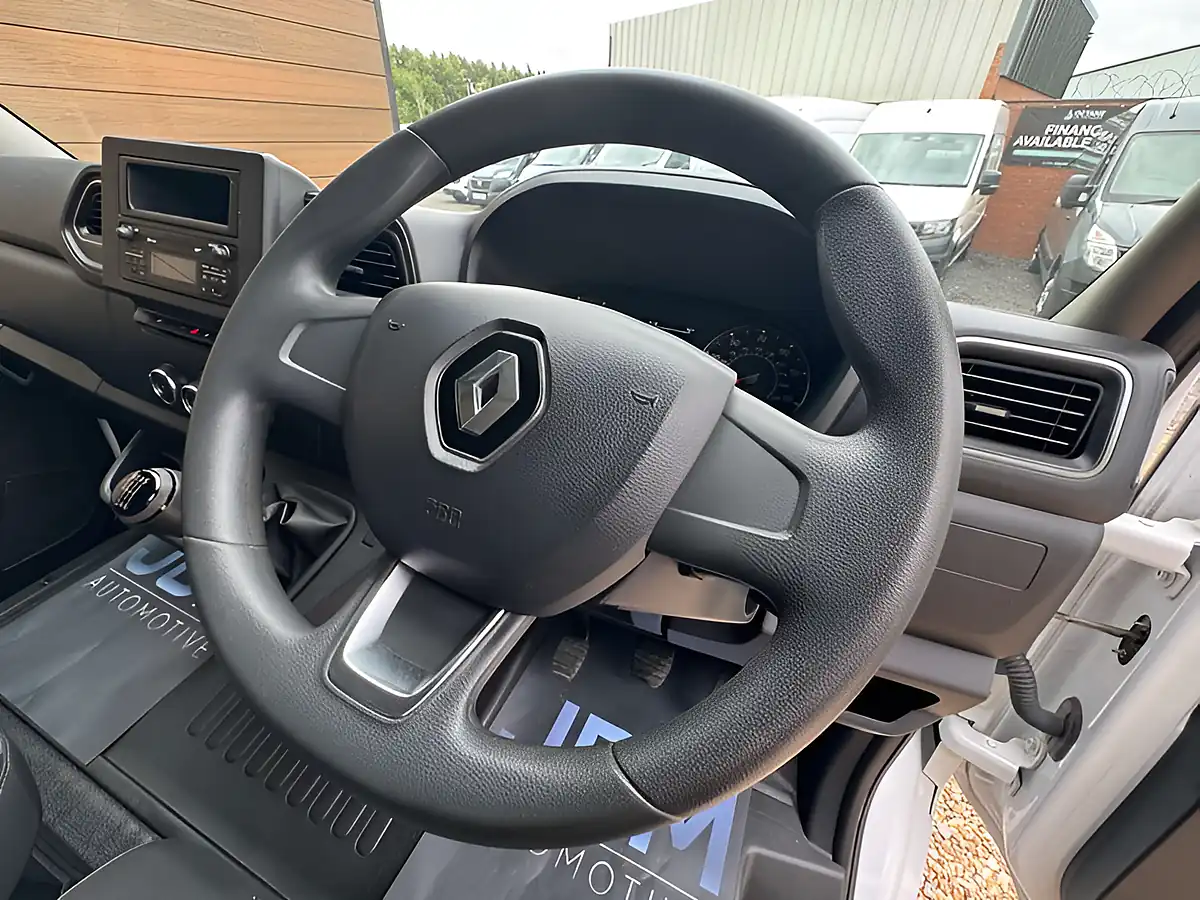 Used 2022 Renault Master LM35 Business+ Mineral White - Interior and Exterior details 17