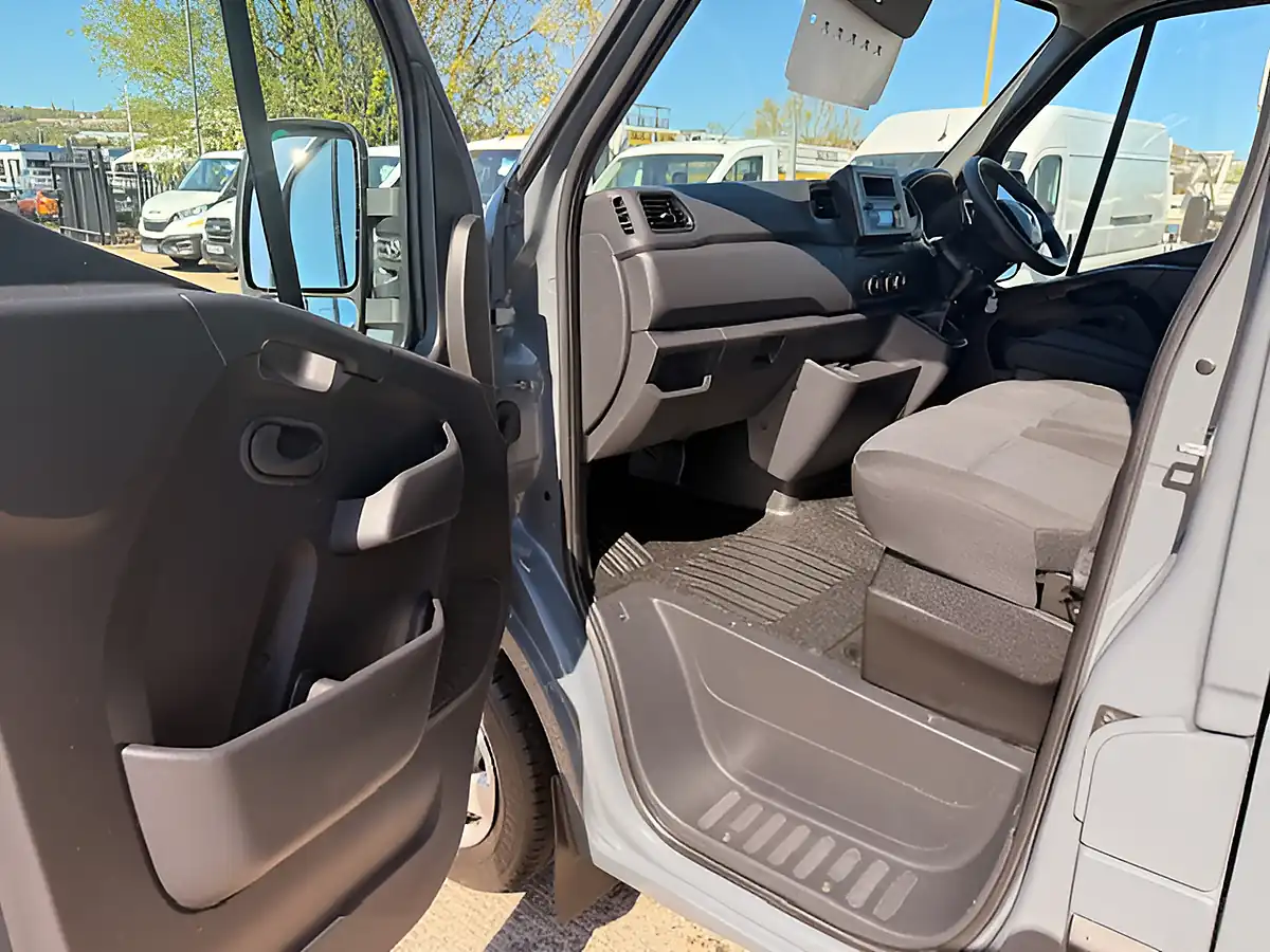 Used 2022 Renault Master MM35 Business Plus Grey - Interior and Exterior details 17