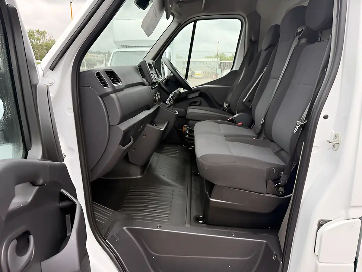 Used 2022 Renault Master MM35 Business Plus White - Interior and Exterior details 15