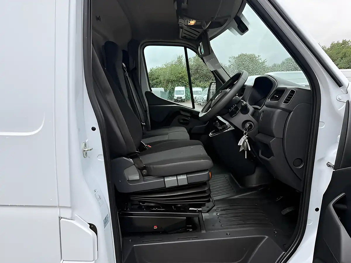 Used 2022 Renault Master MM35 Business Plus White - Interior and Exterior details 17