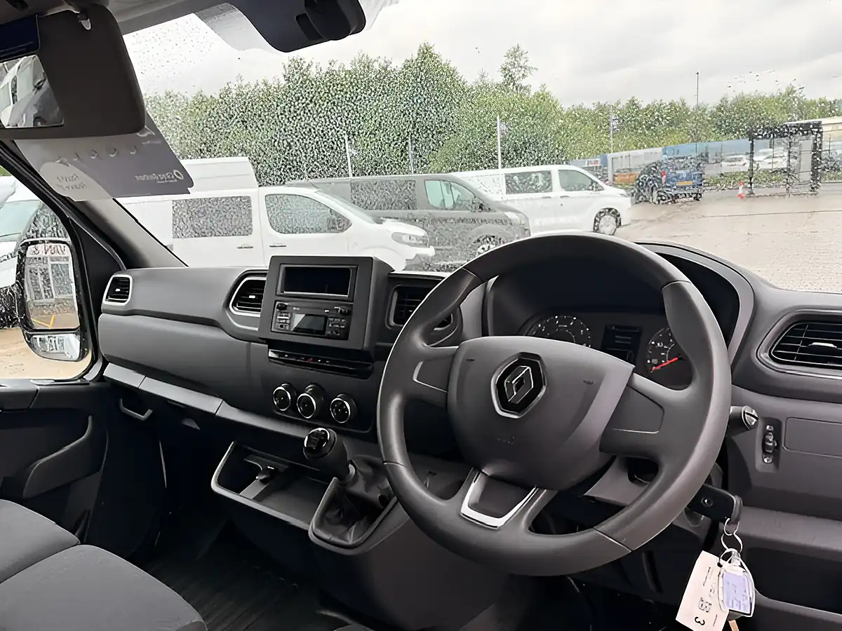 Used 2022 Renault Master MM35 Business Plus White - Interior and Exterior details 18