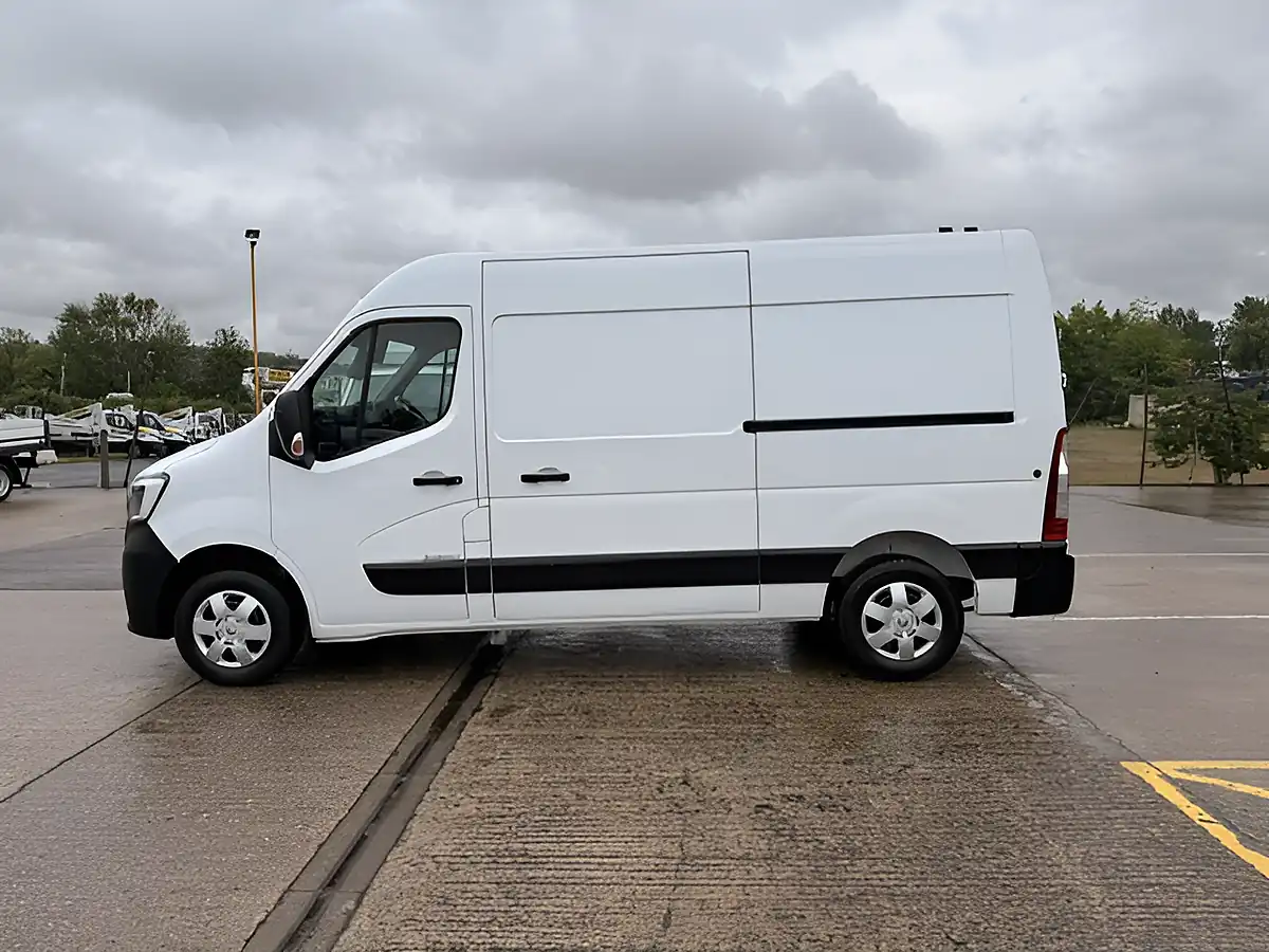 Used 2022 Renault Master MM35 Business Plus White - Interior and Exterior details 6