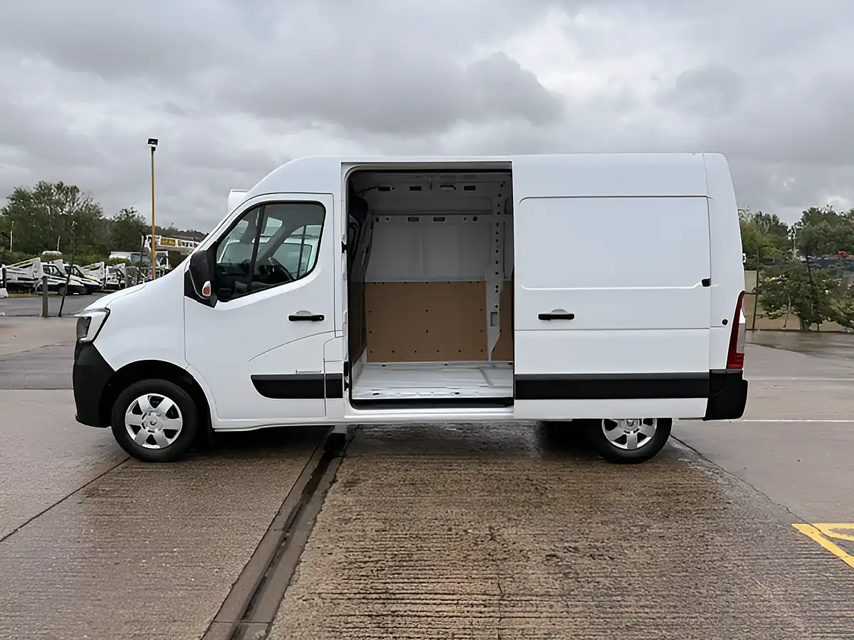 Used 2022 Renault Master MM35 Business Plus White - Interior and Exterior details 7