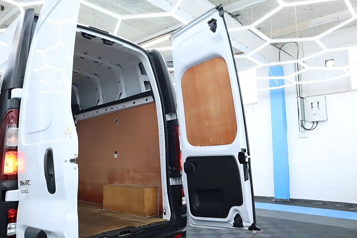 Used 2022 Renault Trafic Business High Roof White - Interior and Exterior details 12