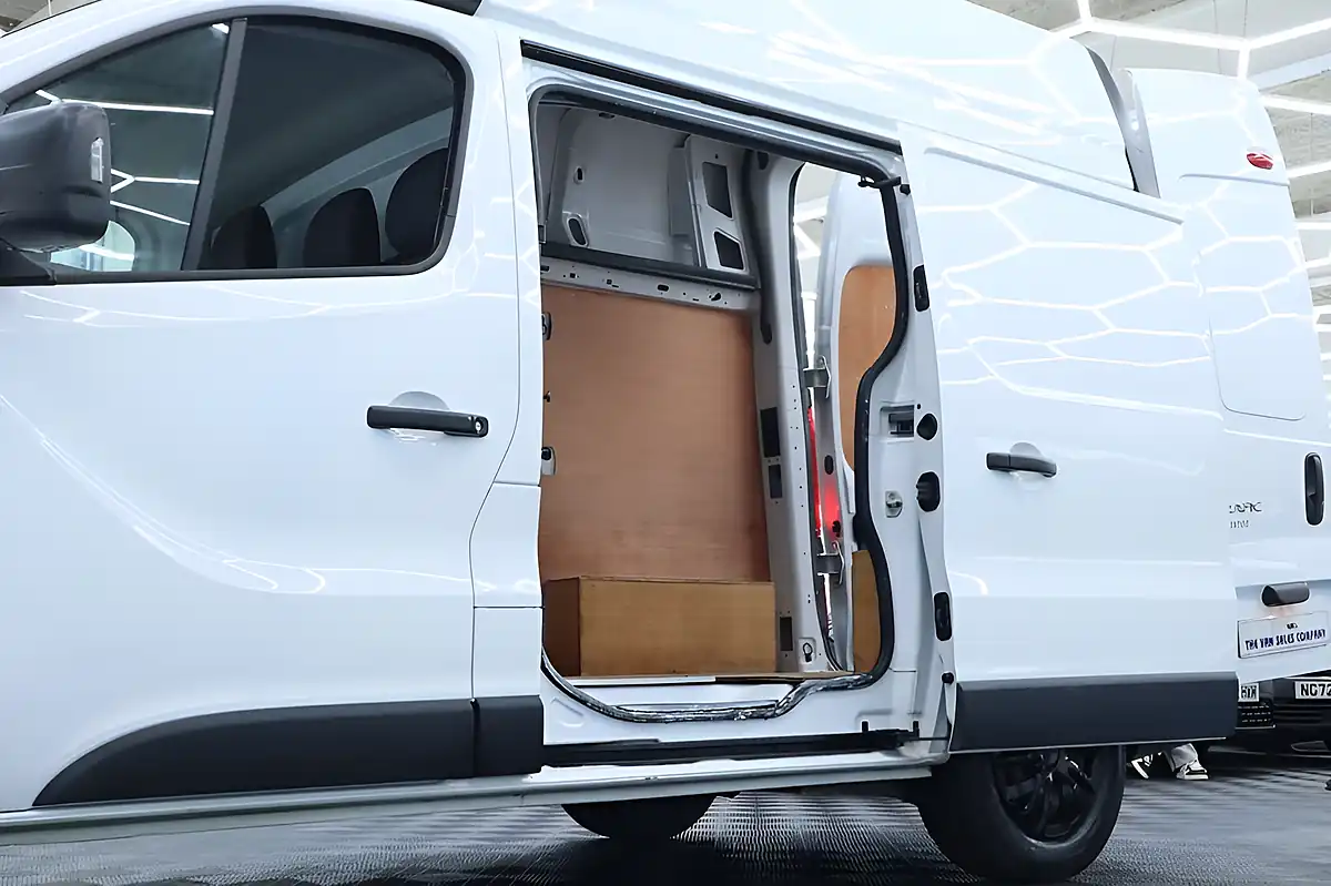 Used 2022 Renault Trafic Business High Roof White - Interior and Exterior details 13