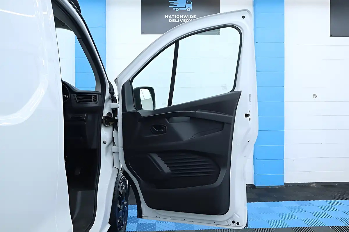 Used 2022 Renault Trafic Business High Roof White - Interior and Exterior details 15