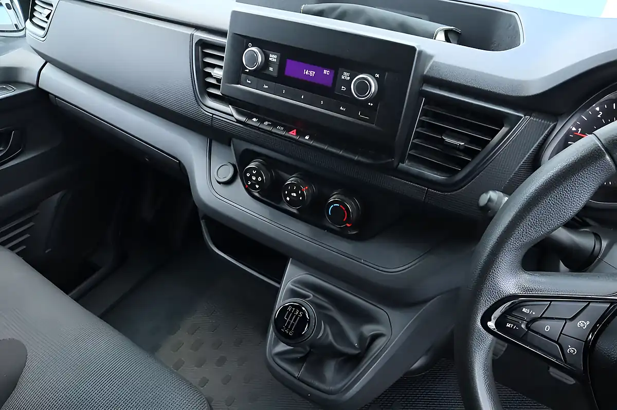 Used 2022 Renault Trafic Business High Roof White - Interior and Exterior details 18