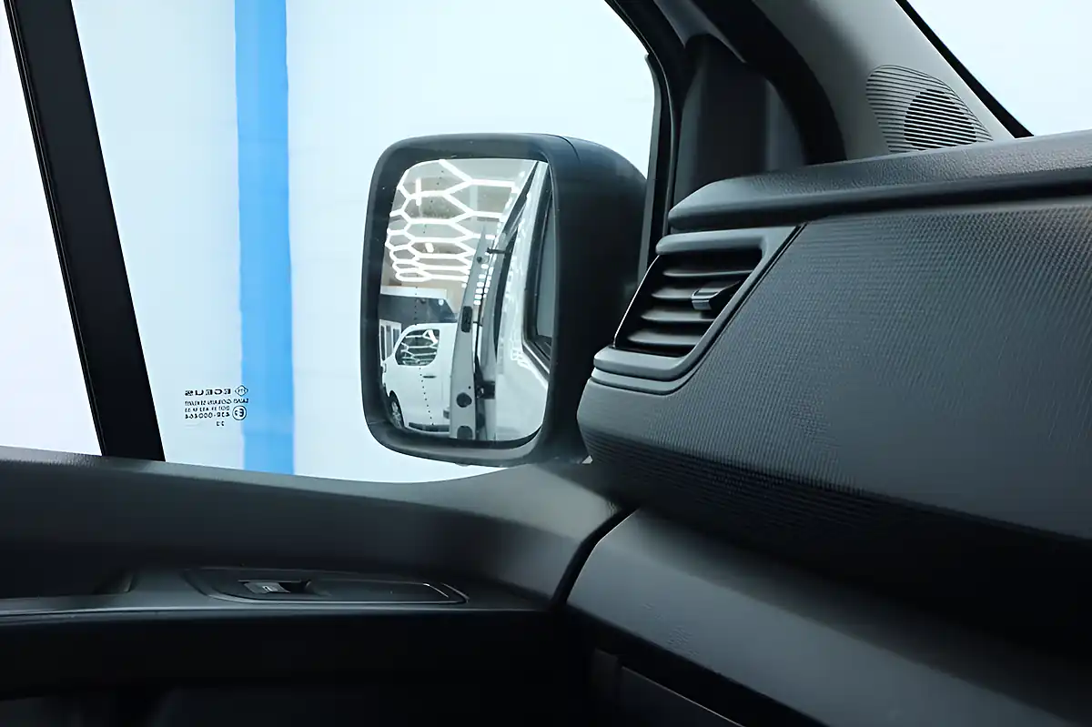 Used 2022 Renault Trafic Business High Roof White - Interior and Exterior details 19