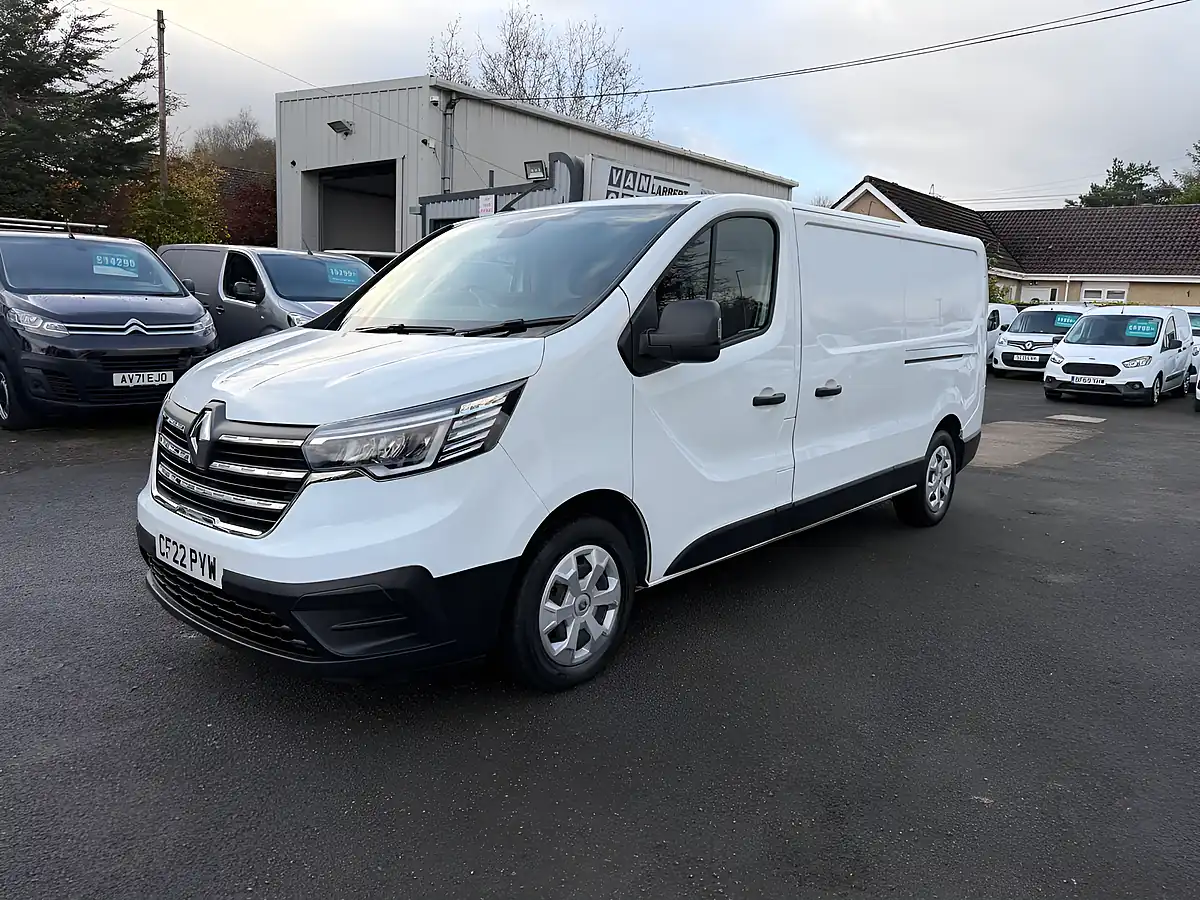 Used 2022 Renault Trafic Business+ White - Front View