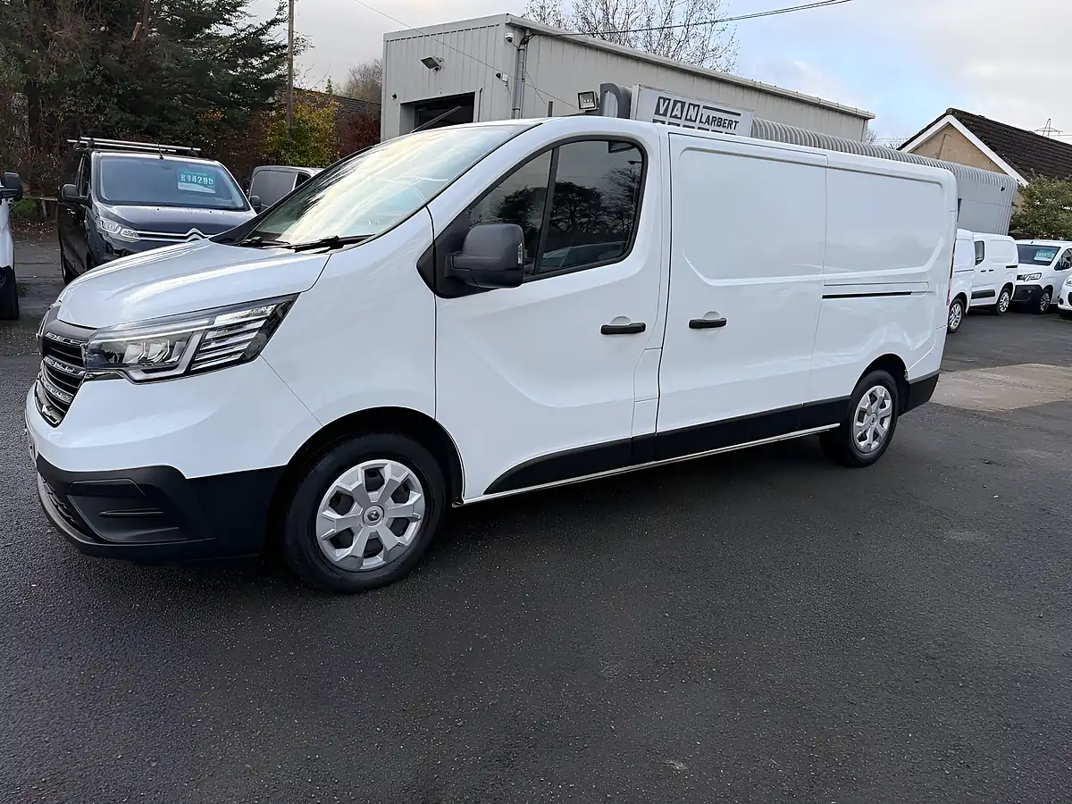 Used 2022 Renault Trafic Business+ White - Interior and Exterior details 11