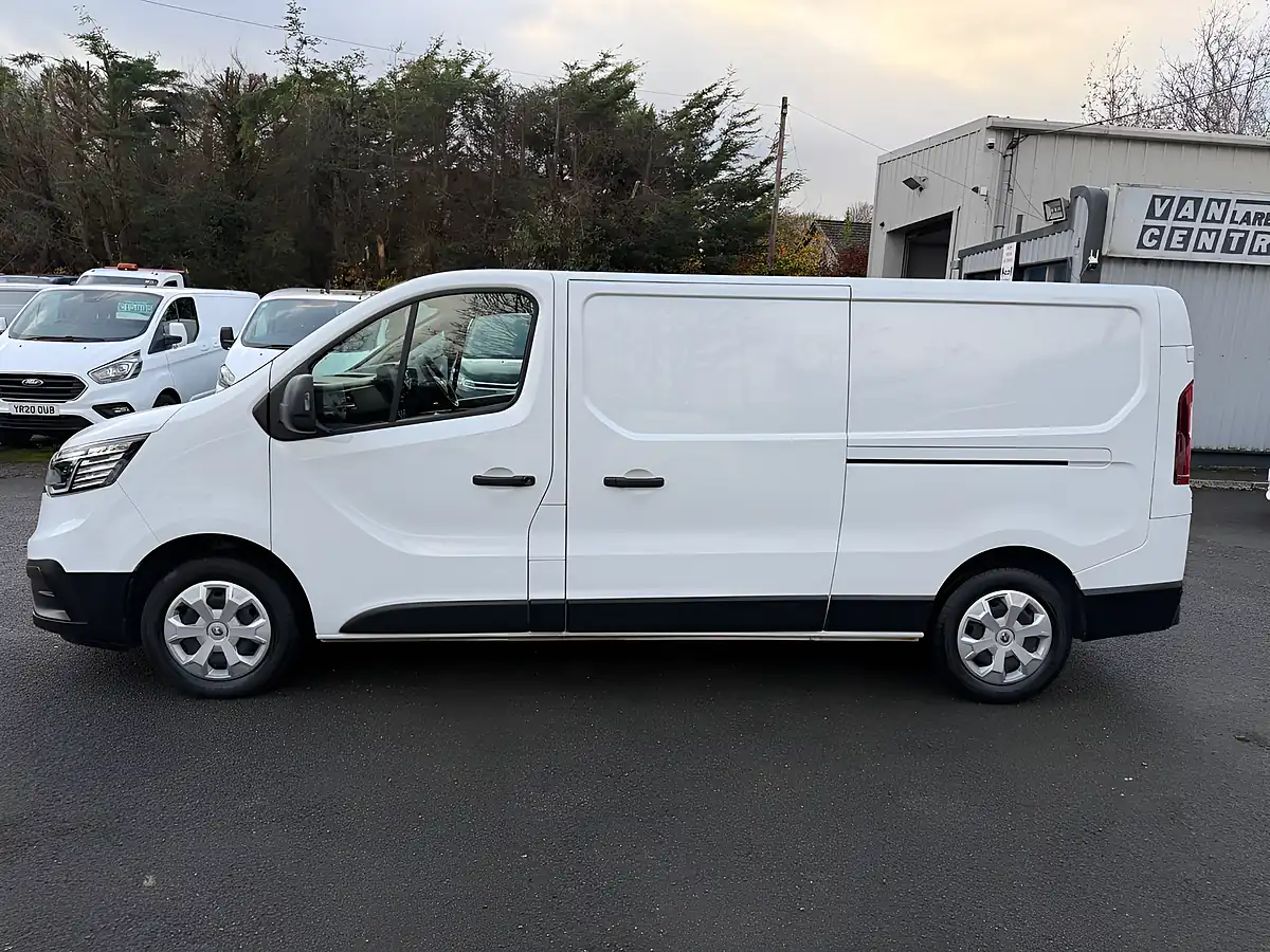 Used 2022 Renault Trafic Business+ White - Interior and Exterior details 12