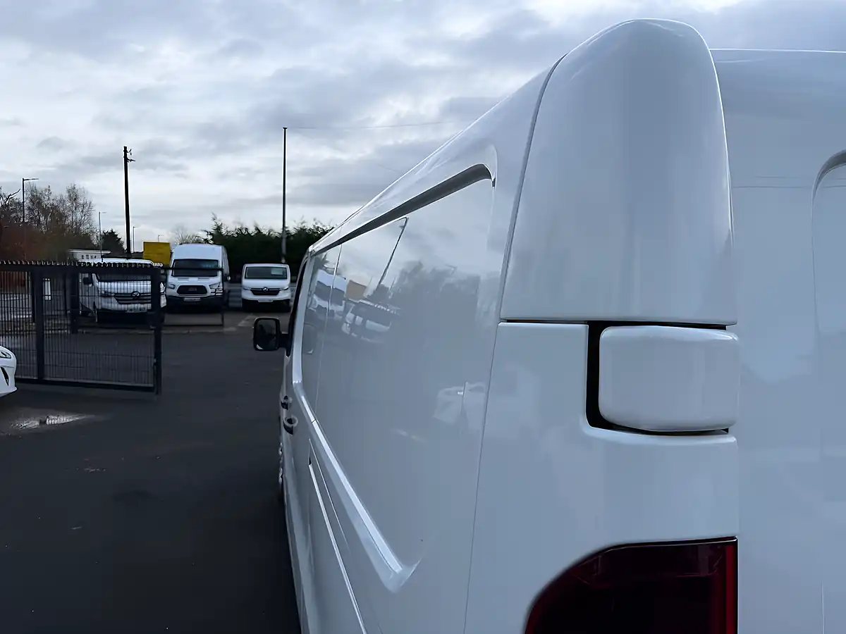 Used 2022 Renault Trafic Business+ White - Interior and Exterior details 13