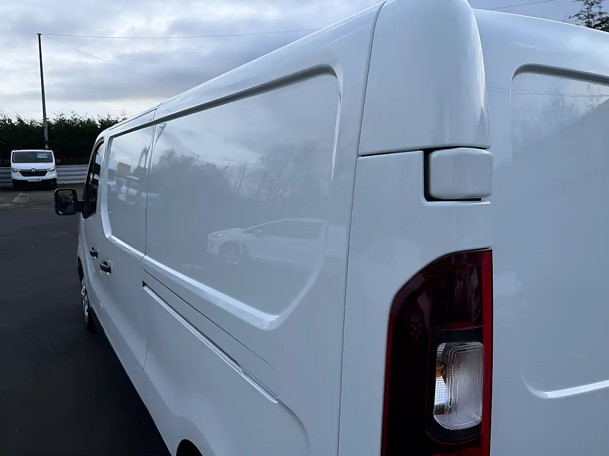 Used 2022 Renault Trafic Business+ White - Interior and Exterior details 14