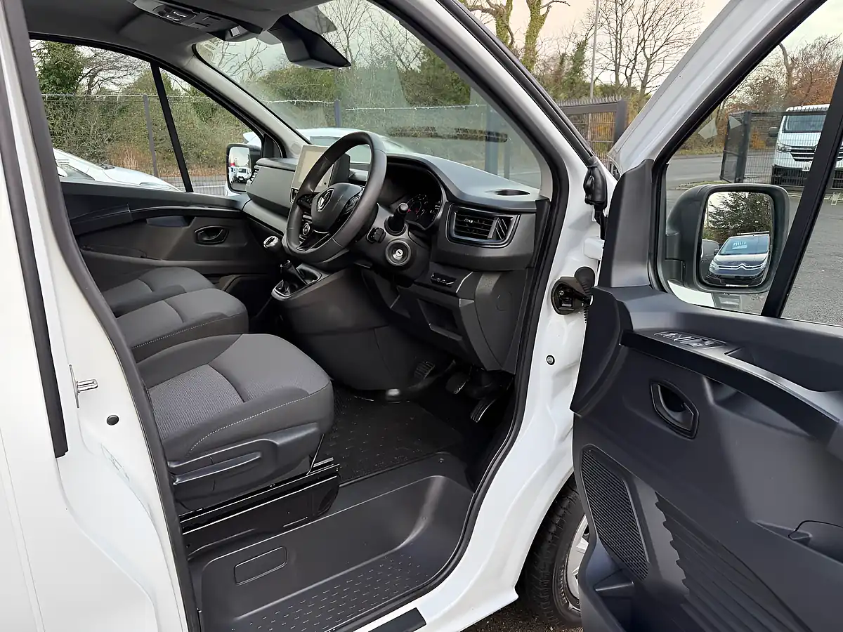 Used 2022 Renault Trafic Business+ White - Interior and Exterior details 3