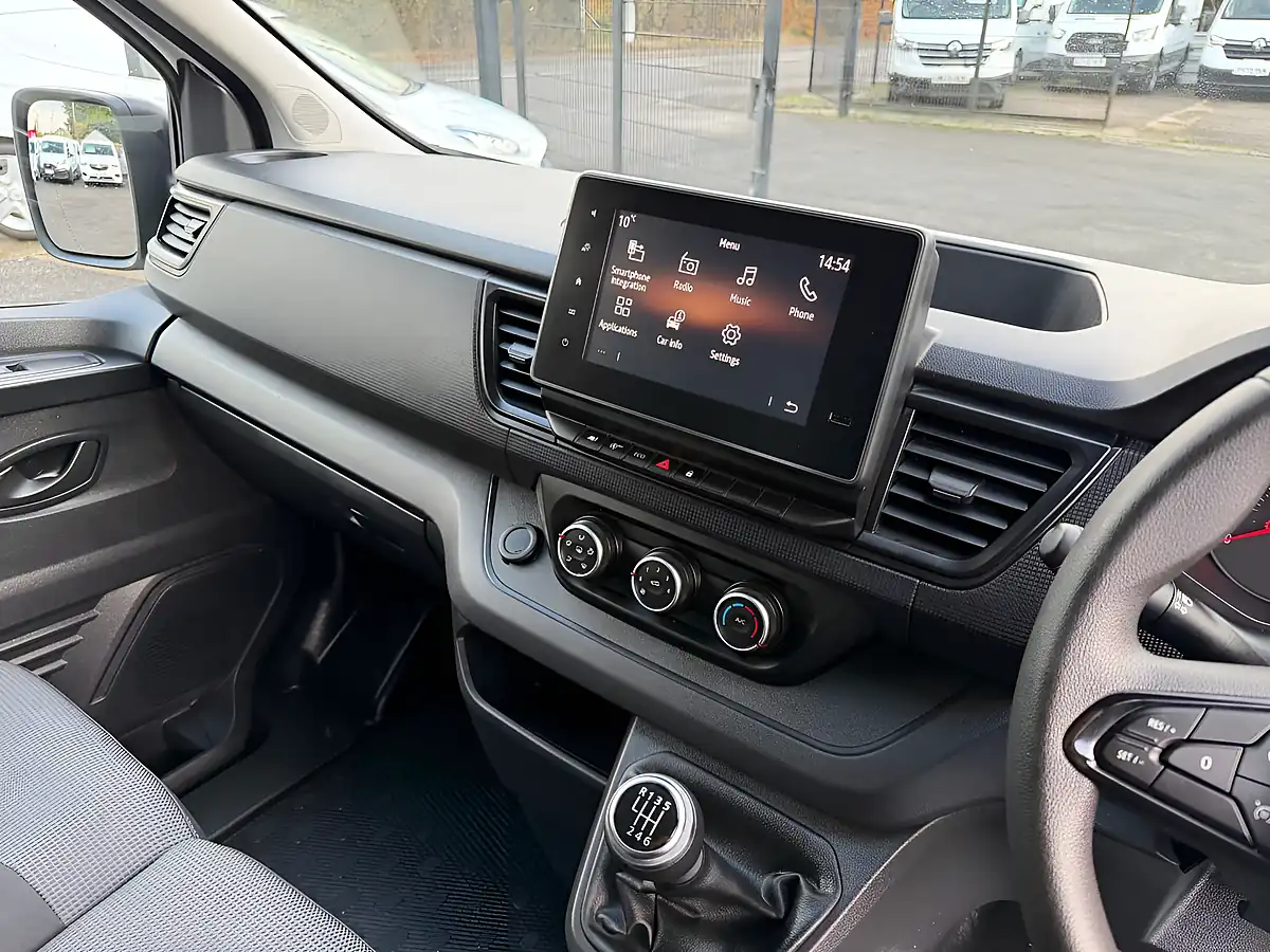 Used 2022 Renault Trafic Business+ White - Interior and Exterior details 5