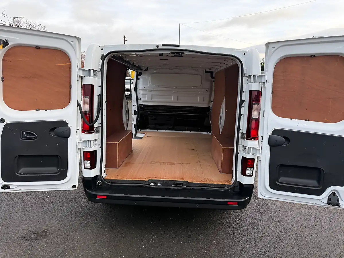 Used 2022 Renault Trafic Business+ White - Interior and Exterior details 6