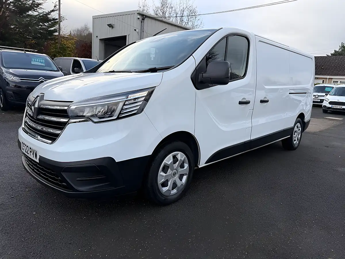 Used 2022 Renault Trafic Business+ White - Interior and Exterior details 9