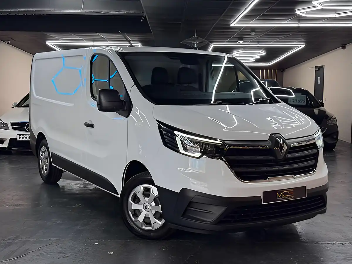 Used 2022 Renault Trafic Business White - Front View