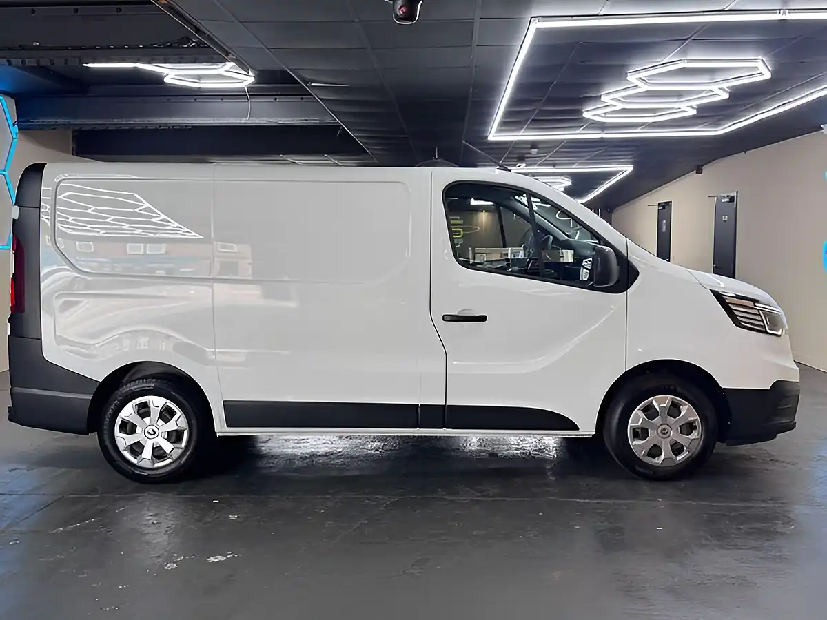 Used 2022 Renault Trafic Business White - Interior and Exterior details 7