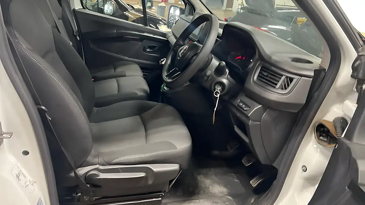Used 2022 Renault Trafic Business+ White - Interior and Exterior details 10