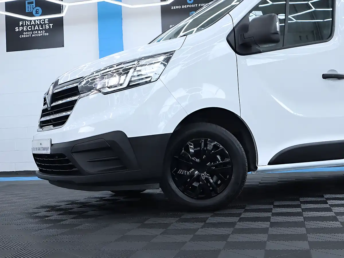Used 2022 Renault Trafic Business+ White - Interior and Exterior details 10