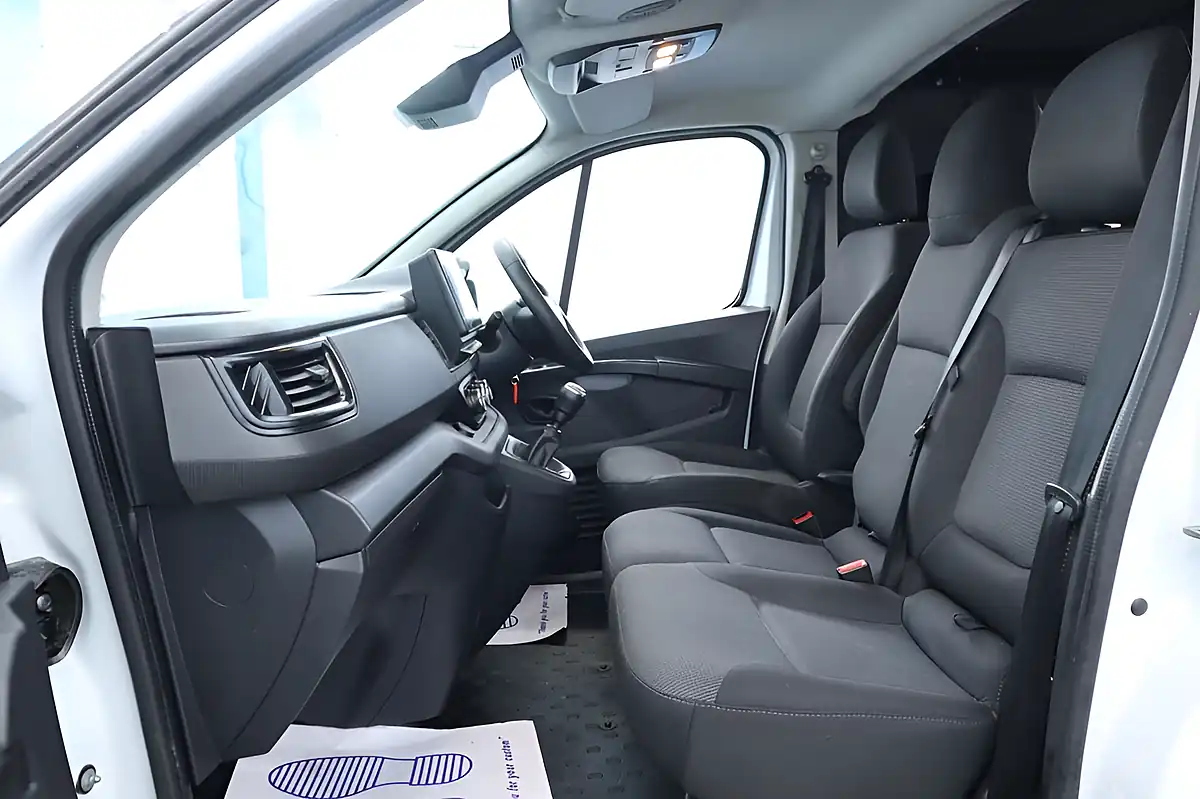 Used 2022 Renault Trafic Business+ White - Interior and Exterior details 16