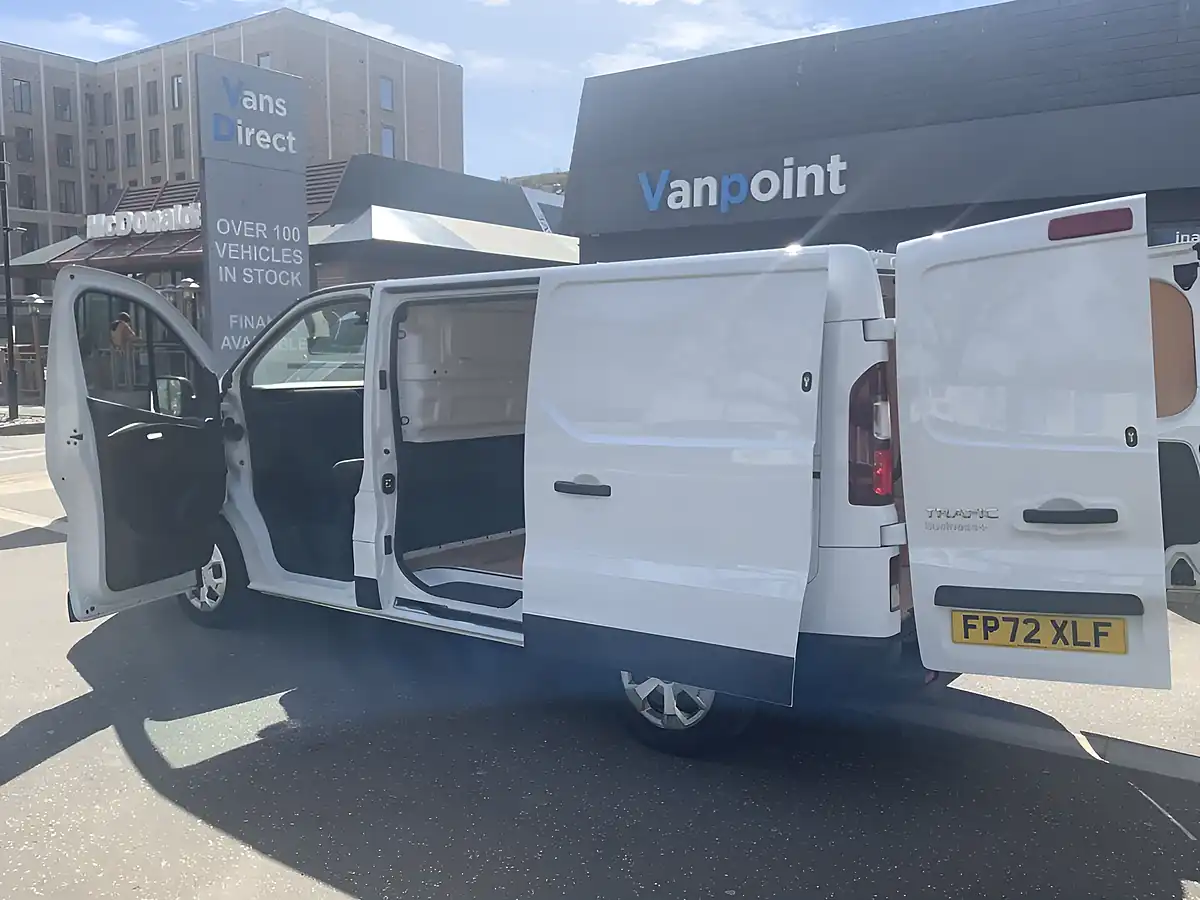 Used 2022 Renault Trafic Business+ White - Interior and Exterior details 12