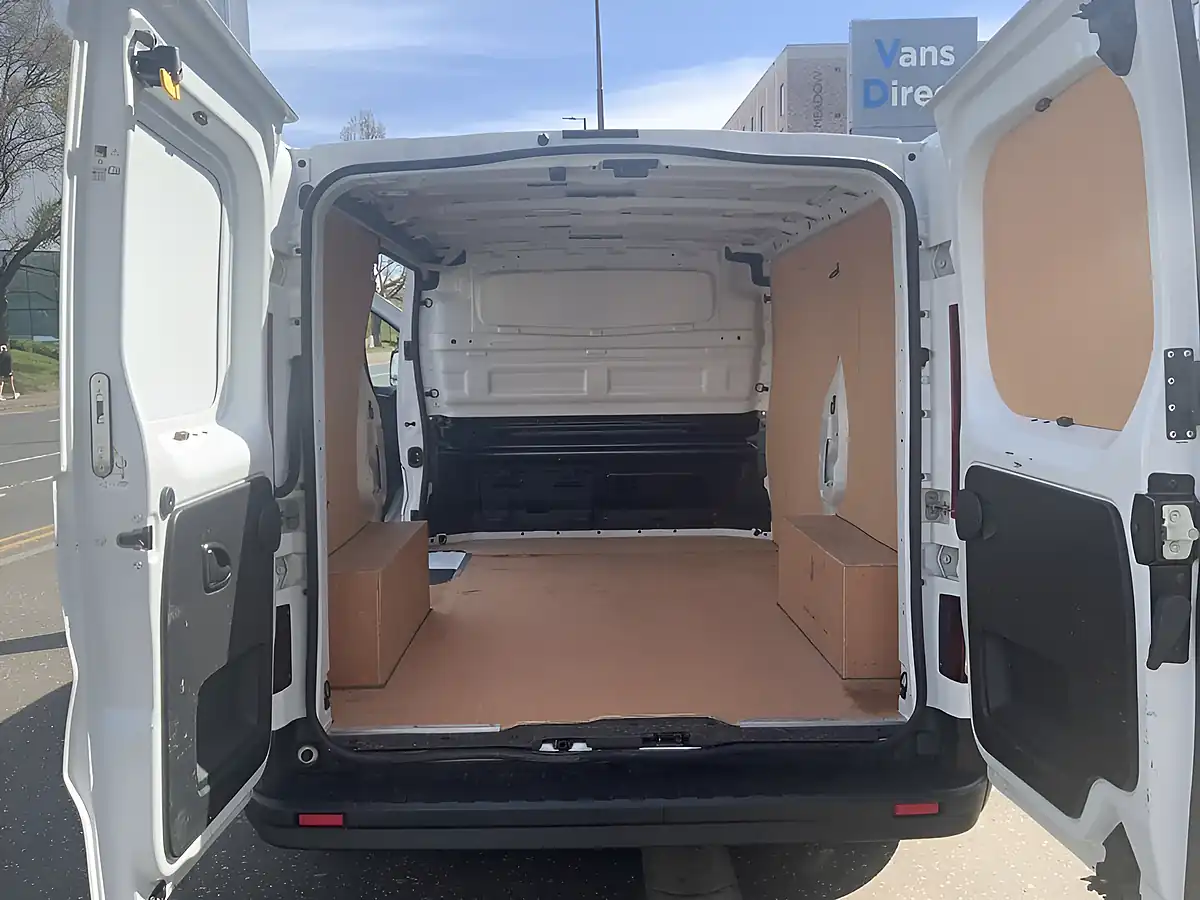 Used 2022 Renault Trafic Business+ White - Interior and Exterior details 13