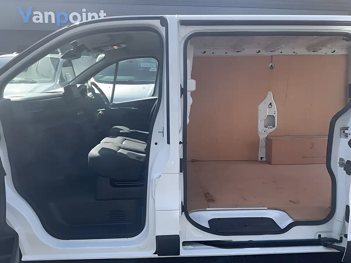 Used 2022 Renault Trafic Business+ White - Interior and Exterior details 15