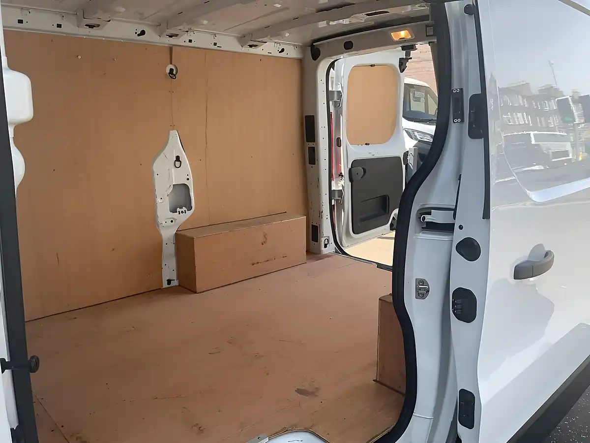 Used 2022 Renault Trafic Business+ White - Interior and Exterior details 16
