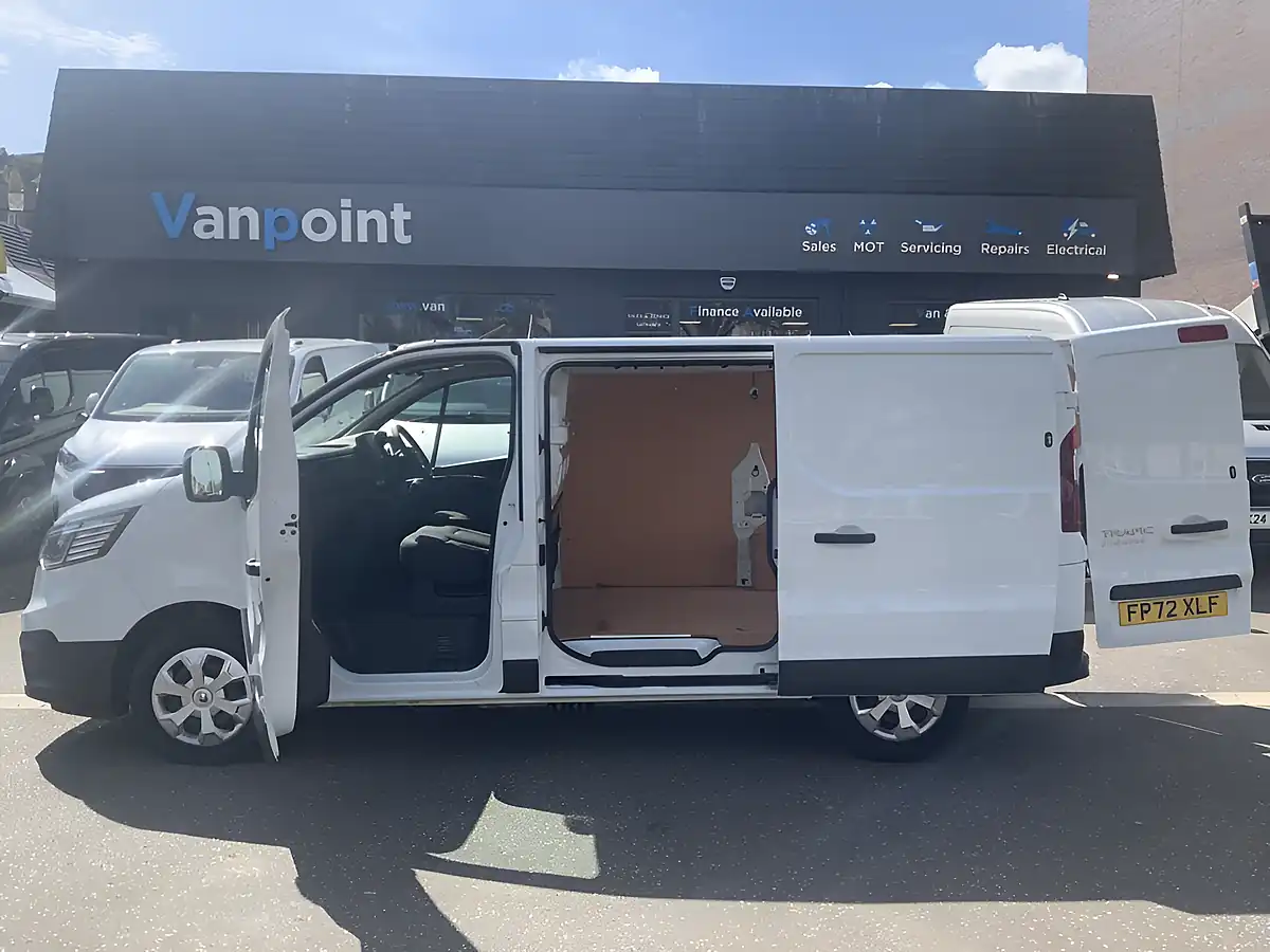 Used 2022 Renault Trafic Business+ White - Interior and Exterior details 17