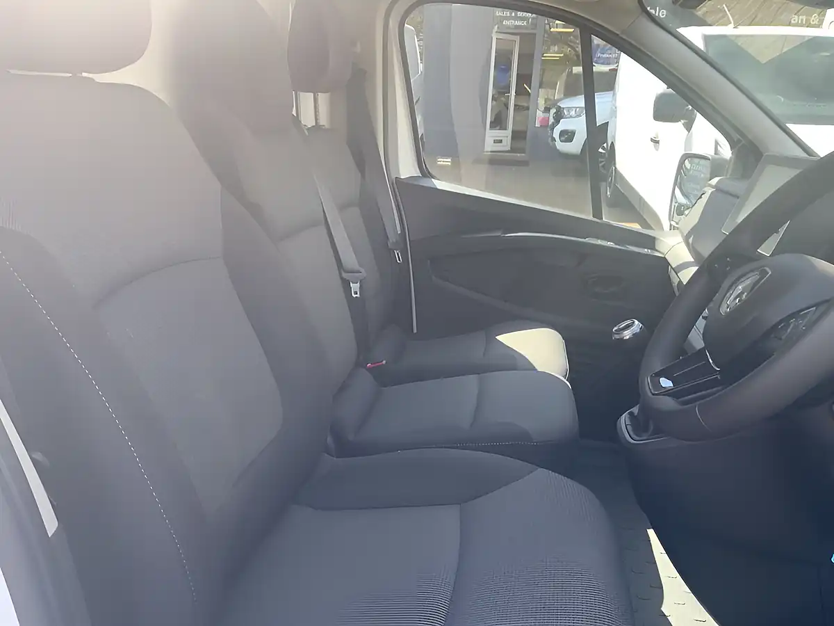 Used 2022 Renault Trafic Business+ White - Interior and Exterior details 20