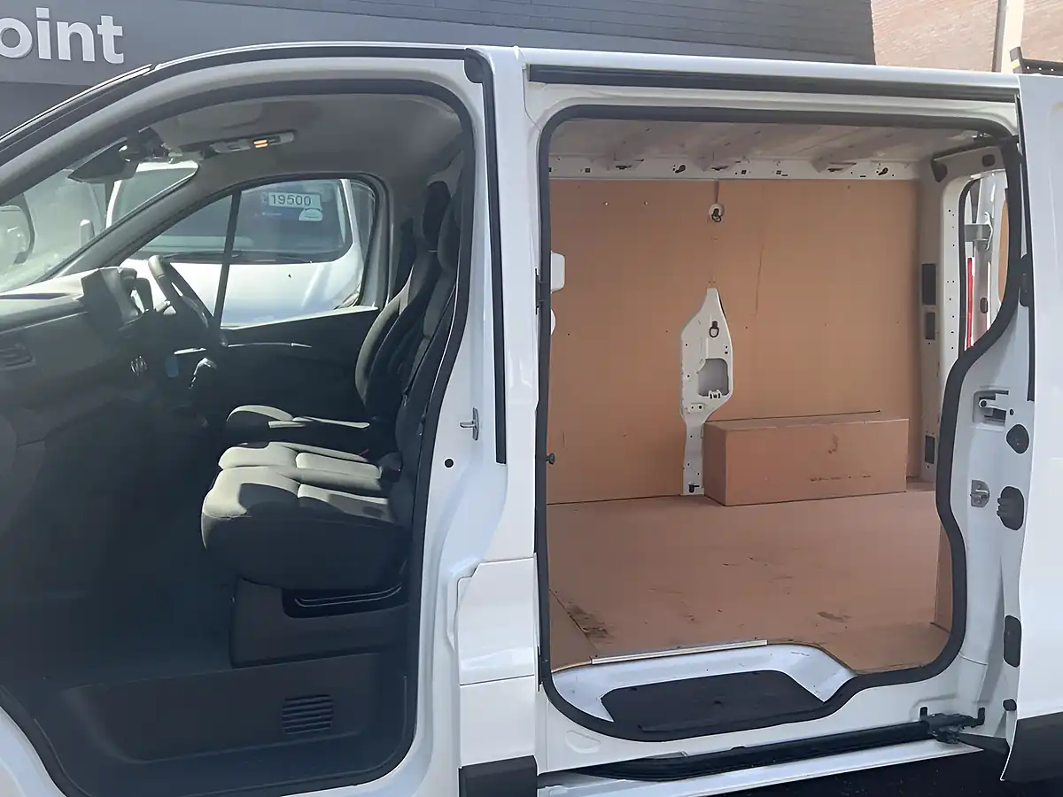 Used 2022 Renault Trafic Business+ White - Interior and Exterior details 8