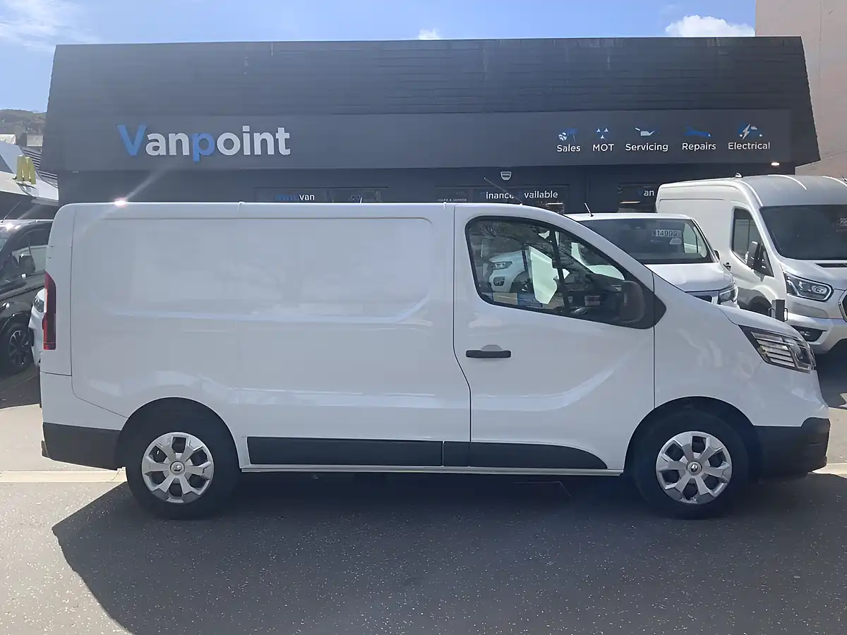 Used 2022 Renault Trafic Business+ White - Interior and Exterior details 9