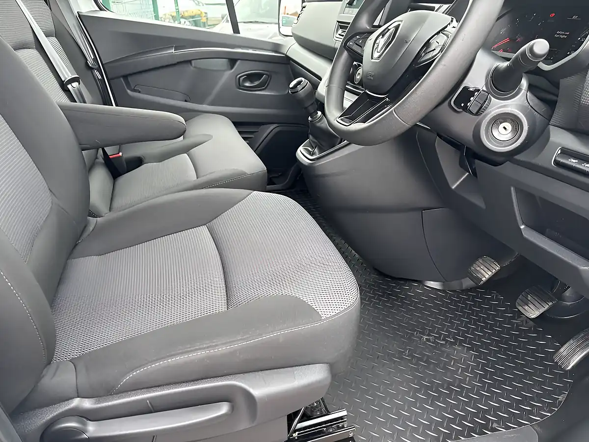 Used 2022 Renault Trafic Business White - Interior and Exterior details 12
